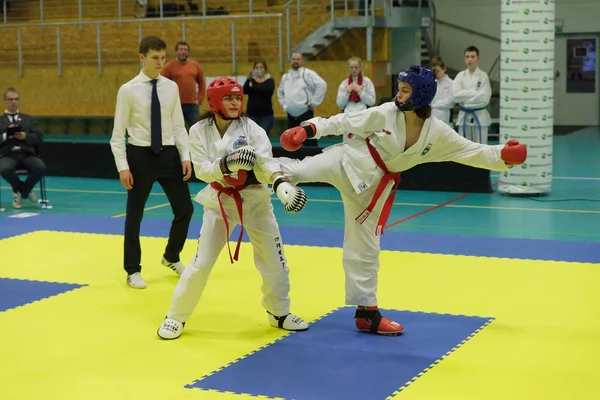 Mlada Boleslav, República Checa, 9 de dezembro de 2017: A Cup of the Czech Taekwondo ITF in Mlada Boleslav, República Checa. Jovens atletas de Taekwondo estão lutando durante a competição . — Fotografia de Stock