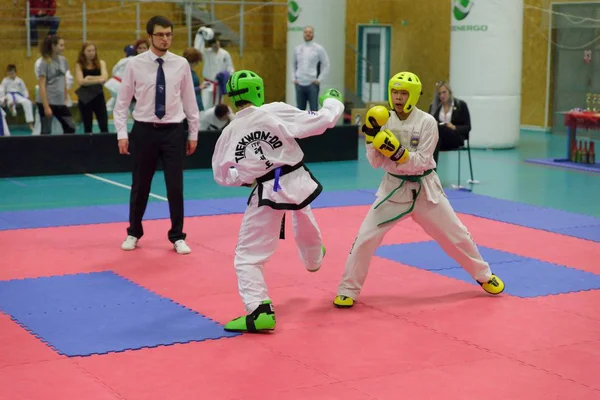 Mlada Boleslav, República Checa, 9 de dezembro de 2017: A Cup of the Czech Taekwondo ITF in Mlada Boleslav, República Checa. Jovens atletas de Taekwondo estão lutando durante a competição . — Fotografia de Stock