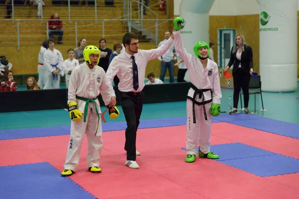 Mlada Boleslav, República Checa, 9 de dezembro de 2017: A Cup of the Czech Taekwondo ITF in Mlada Boleslav, República Checa. Jovens atletas de Taekwondo estão lutando durante a competição . — Fotografia de Stock