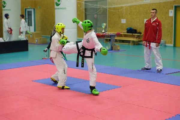 Mlada Boleslav, République tchèque, 9 décembre 2017 : Coupe du Taekwondo Tchèque ITF à Mlada Boleslav, République tchèque. Les jeunes athlètes de Taekwondo se battent pendant la compétition . — Photo