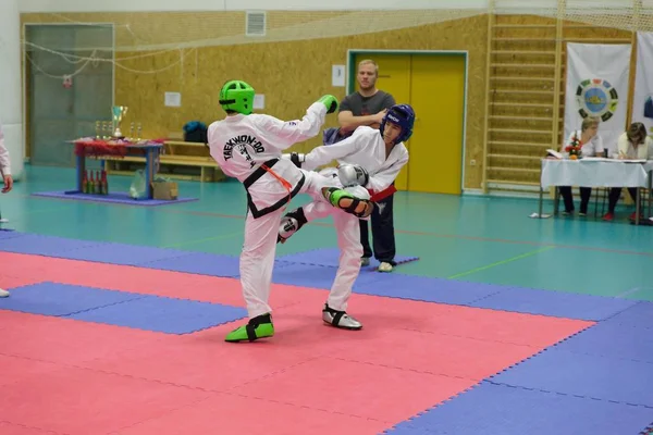 Mlada Boleslav, República Checa, 9 de dezembro de 2017: A Cup of the Czech Taekwondo ITF in Mlada Boleslav, República Checa. Jovens atletas de Taekwondo estão lutando durante a competição . — Fotografia de Stock