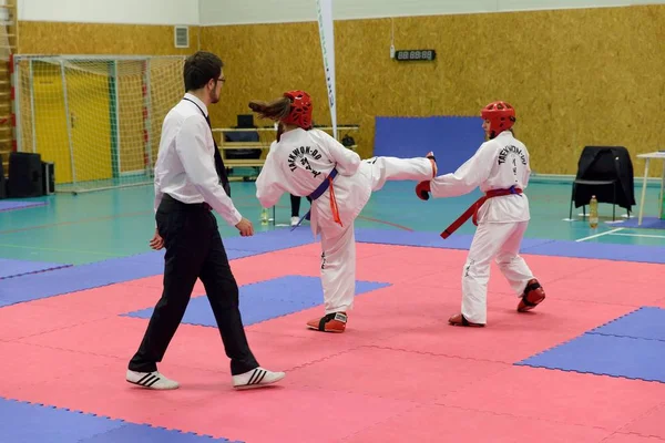 Mlada Boleslav, Tsjechië, 9 December 2017: een kopje van de Tsjechische Taekwondo Itf in Mlada Boleslav, Tsjechië. Young Taekwondo atleten strijden tijdens wedstrijd. — Stockfoto