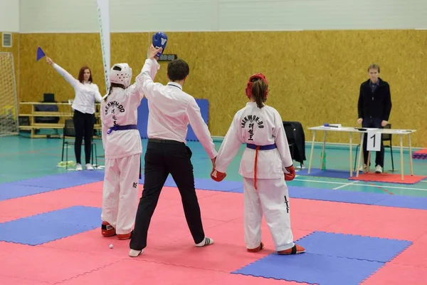 Mlada Boleslav, República Checa, 9 de dezembro de 2017: A Cup of the Czech Taekwondo ITF in Mlada Boleslav, República Checa. Jovens atletas de Taekwondo estão lutando durante a competição . — Fotografia de Stock