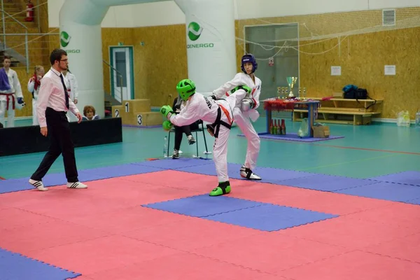 Mlada Boleslav, Çek Cumhuriyeti, 9 Aralık 2017: Çek Taekwondo ITF Mlada Boleslav, Çek Cumhuriyeti için bir fincan. Genç Taekwondo sporcular yarışma sırasında mücadele ediyoruz. — Stok fotoğraf