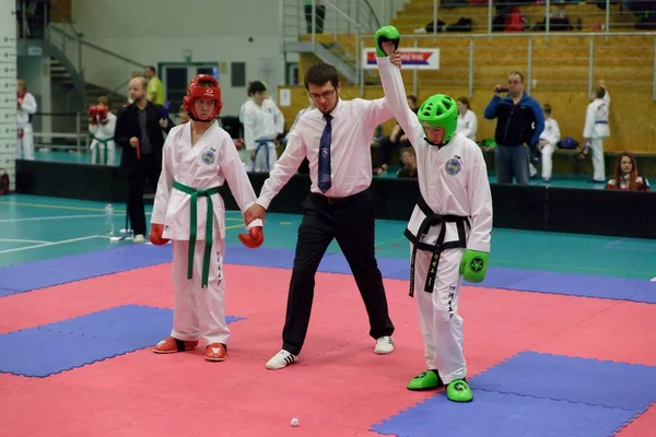 Mlada Boleslav, República Checa, 9 de dezembro de 2017: A Cup of the Czech Taekwondo ITF in Mlada Boleslav, República Checa. Jovens atletas de Taekwondo estão lutando durante a competição . — Fotografia de Stock