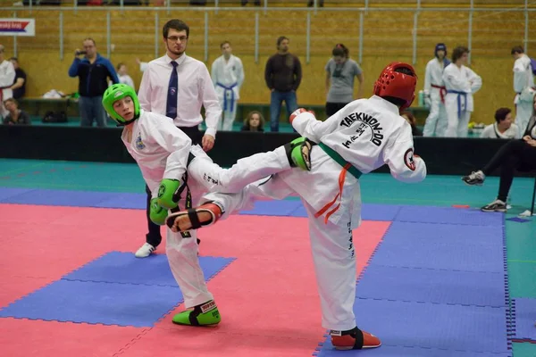 Mlada boleslav, Tschechische Republik, 9. Dezember 2017: eine Tasse des tschechischen Taekwondo itf in mlada boleslav, Tschechische Republik. Junge Taekwondo-Athleten kämpfen bei Wettkampf. — Stockfoto