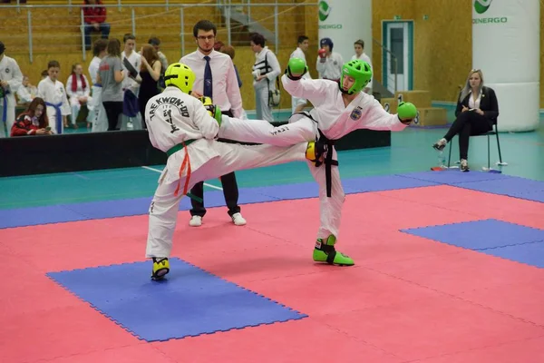 Mlada Boleslav, República Checa, 9 de dezembro de 2017: A Cup of the Czech Taekwondo ITF in Mlada Boleslav, República Checa. Jovens atletas de Taekwondo estão lutando durante a competição . — Fotografia de Stock