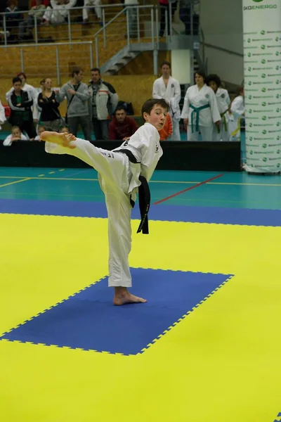 Mlada Boleslav, Czech Republic, December 9, 2017: A Cup of the Czech Taekwondo ITF in Mlada Boleslav, Czech Republic. Young Taekwondo athletes are fighting during contest. — Stock Photo, Image