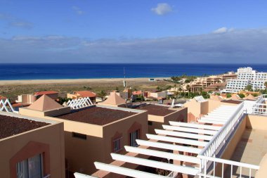 Morro Jable, Fuerteventura / İspanya, 24 Mayıs 2017: plaj ve apartman kompleksi Morro Jable Fuerteventura, Kanarya Adaları, okyanustan görünümü