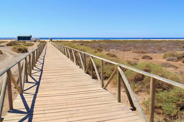 スペインでモロな宿泊施設、フェルテベントゥラ島、カナリア諸島のビーチの遊歩道の眺め — ストック写真