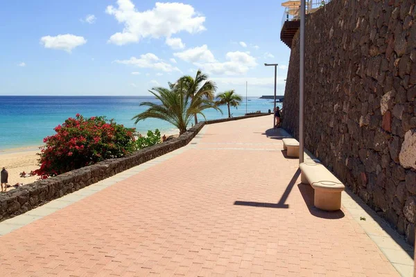Morro Jable, Fuerteventura / Spanien, 25 maj 2017: Visa av promenaden till stranden i Morro Jable, Fuerteventura, Kanarieöarna i Spanien — Stockfoto
