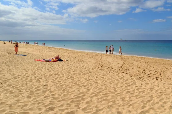 Morro Jable, Španělsko / Španělsko, 24 května 2017: Beach v letovisku Morro Jable, Fuerteventura Kanárské ostrovy — Stock fotografie