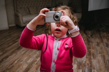 Pembe bir ceket, küçük bir kız