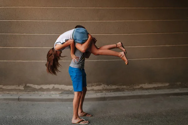 Genç adam bir kız omuzunda taşır. — Stok fotoğraf