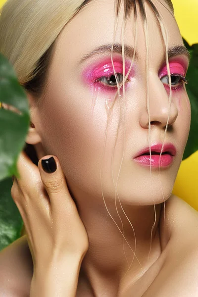 Bella Ragazza Rosa Brillare Trucco Giallo Sfondo — Foto Stock