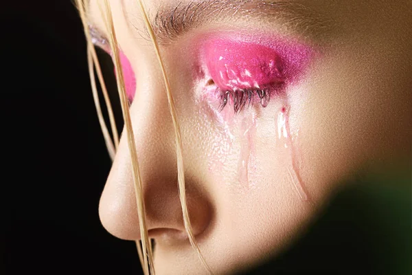 Красивая Девушка Розовый Блеск Макияж Черный Фон Стоковое Фото