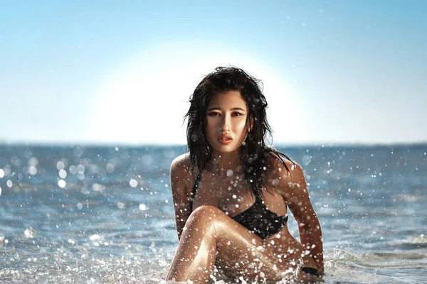 아름다운 소녀가 바다에서 헤엄치고 로열티 프리 스톡 사진
