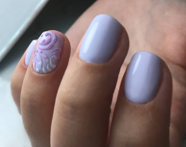 Violette Kleur Nagels Gel Polish Manicure — Stockfoto