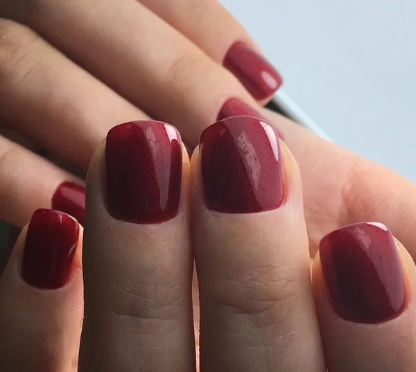 Темно Красные Ногти Женщин Салоне Красоты — стоковое фото