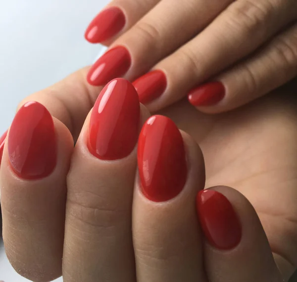 Ongles Rouges Pour Femme Dans Salon Beauté — Photo