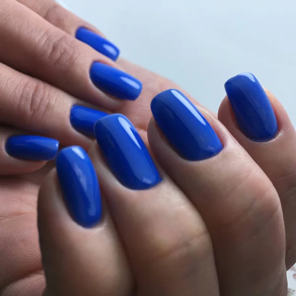 Unghie Blu Intenso Donna Nel Salone Bellezza — Foto Stock