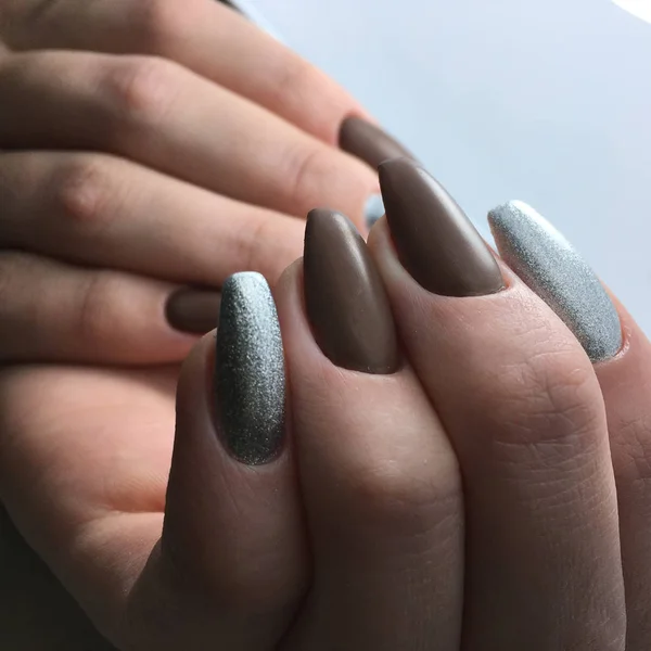 Ongles Chocolat Brun Pour Femme Dans Salon Beauté — Photo