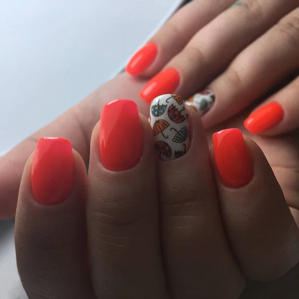 Оранжевые Ногти Женщин Салоне Красоты — стоковое фото