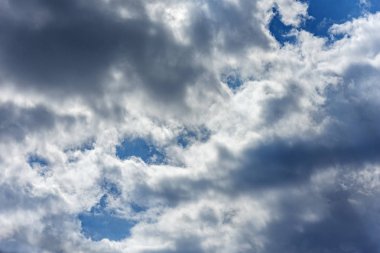 Bulutlu gökyüzü bulutlu bir günde