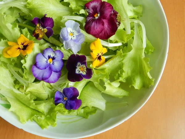 Salade Printanière Fleurie Dans Casserole — Photo