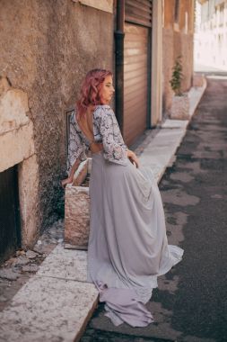 Verona'da yürüme çekici elbiseli pembe saçlı çekici zarif kız
