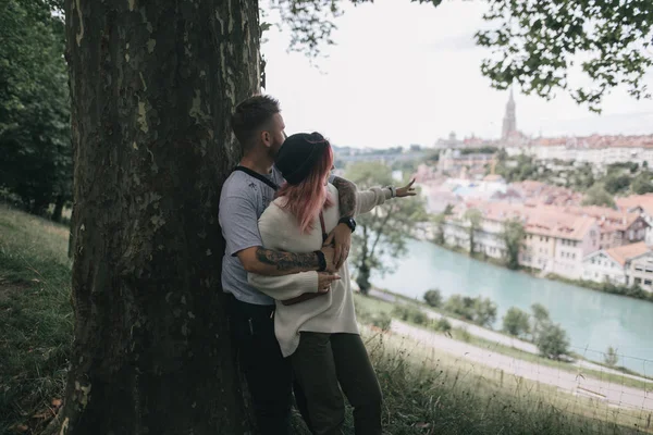 Jong Koppel Liefde Knuffelen Buurt Van Grote Boom Kijken Naar — Stockfoto