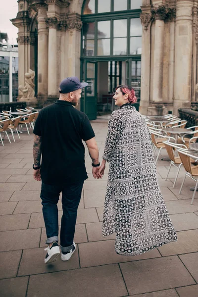 幸福的年轻夫妇牵着手 走近古建筑在德国德累斯顿的背面视图 — 免费的图库照片