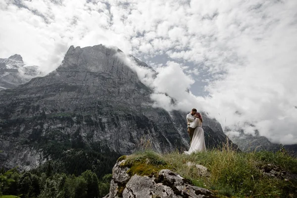 Hermosa Joven Pareja Boda Abrazándose Majestuosas Montañas Alpes — Foto de Stock