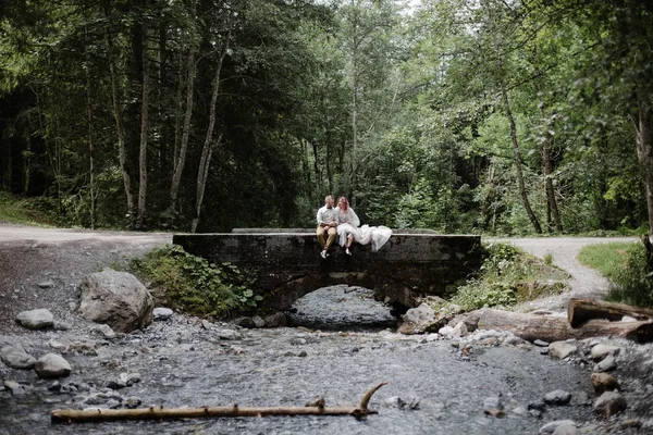 Beautiful Young Wedding Couple Sitting Bridge Mountain River Alps — Stock Photo, Image
