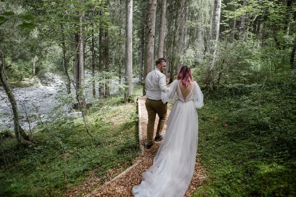 Visão Traseira Belo Casal Jovem Casamento Andando Caminho Montanha Alpes — Fotografia de Stock