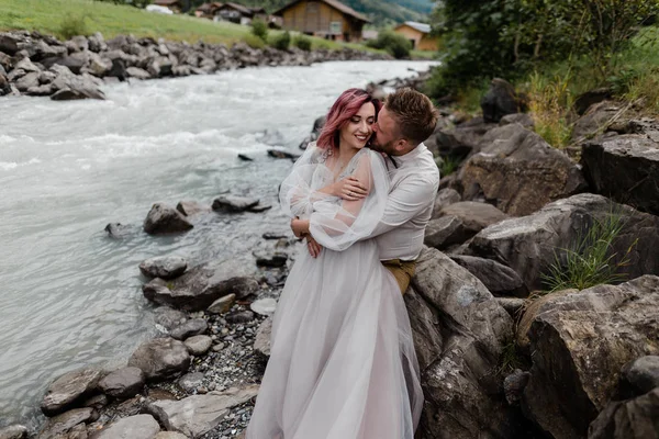Schönes Glückliches Hochzeitspaar Umarmt Und Küsst Sich Gebirgsfluss Den Alpen — Stockfoto