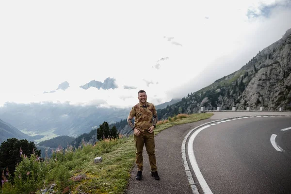 Jovem Bonito Estrada Asfalto Nas Montanhas Sorrindo Para Câmera Alpes — Fotos gratuitas