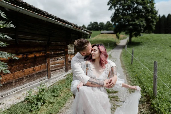 Stilig Brudgummen Kyssas Och Kramas Bruden Brudklänning Alperna — Gratis stockfoto