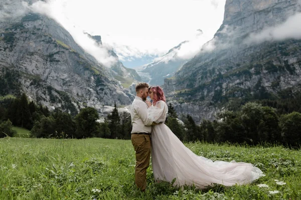 Felici Sposi Che Abbracciano Sul Prato Verde Montagna Con Nuvole — Foto Stock