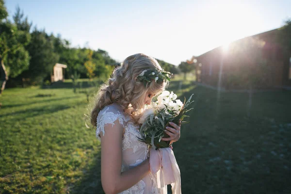 Nevěsta a kytice — Stock fotografie