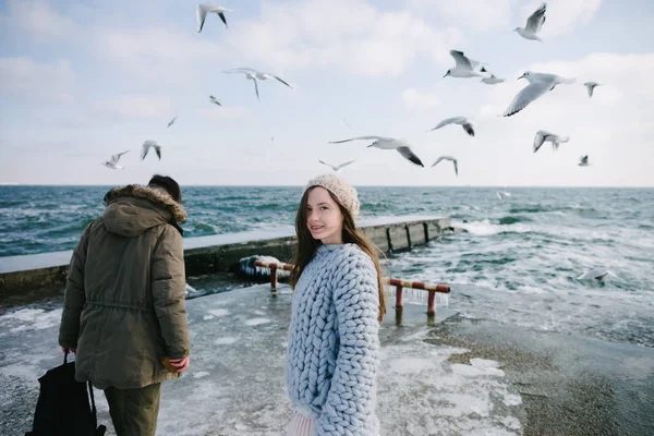 Kışın Sahil Üzerinde Yürüyen Güzel Genç Çift — Ücretsiz Stok Fotoğraf