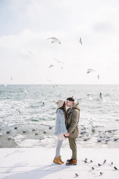 Junges Paar Hält Händchen Und Küsst Sich Winter Strand — Stockfoto