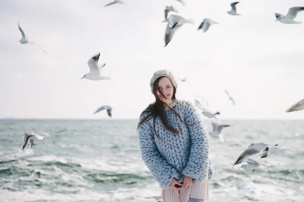 Menina Sorridente Atraente Posando Praia Inverno Com Gaivotas — Fotografia de Stock