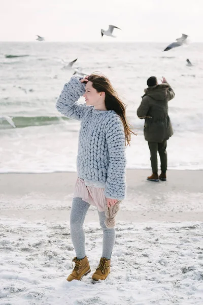 Stylisches Mädchen Merinopullover Winterlichen Meeresufer Freund Steht Dahinter — kostenloses Stockfoto