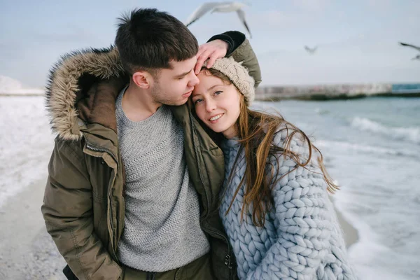 Ung Leende Par Embracing Vintern Havsstranden — Stockfoto