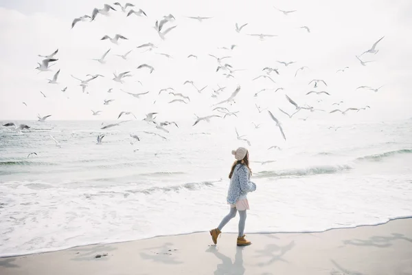 Stylish Girl Running Winter Seashore Seagulls — Stock Photo, Image