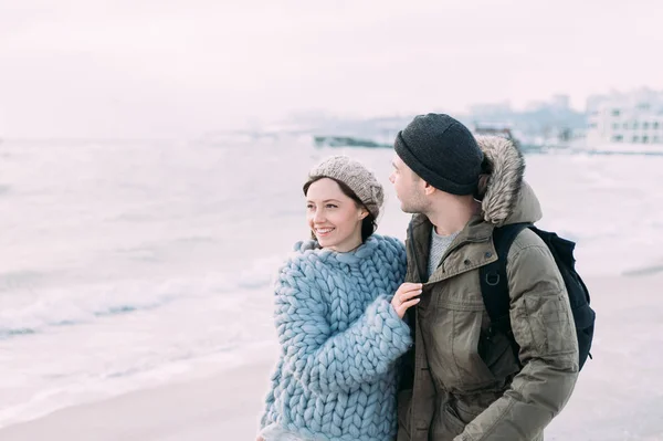 Sarılma Kış Sahil Üzerinde Yürüme Gülümseyen Çift — Stok fotoğraf
