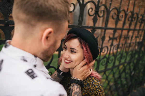 Hermosa pareja sonriente abrazándose y mirándose - foto de stock