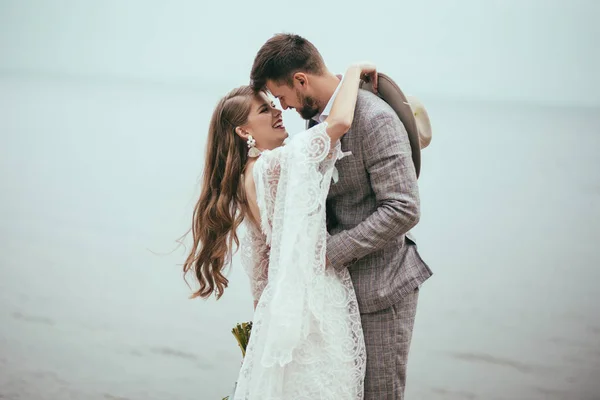 Abrazo. - foto de stock