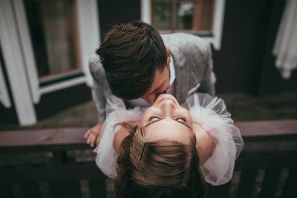 Vista aérea de belo casal feliz posando para tiro de casamento — Fotografia de Stock